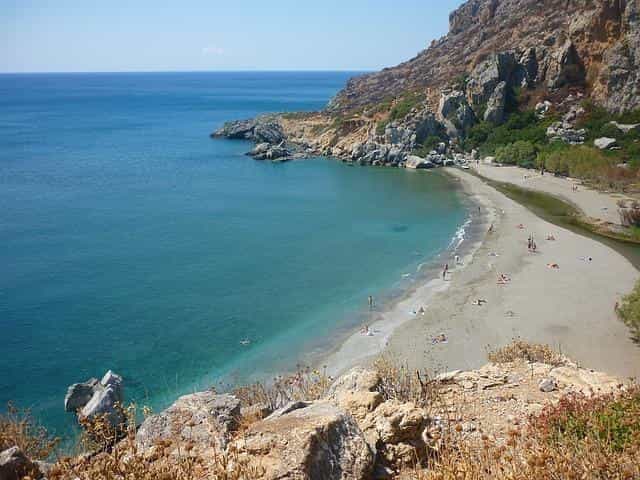 Una spiaggia della costa sud di Creta, tra scogliere e acqua limpida