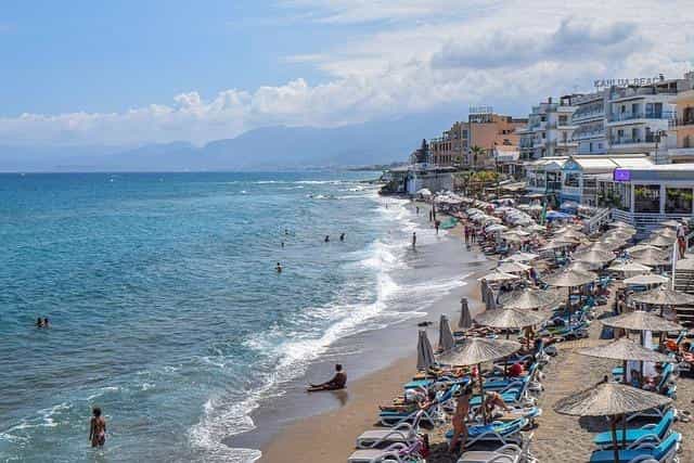 Il lungomare attrezzato di Hersonissos, sulla costa nord