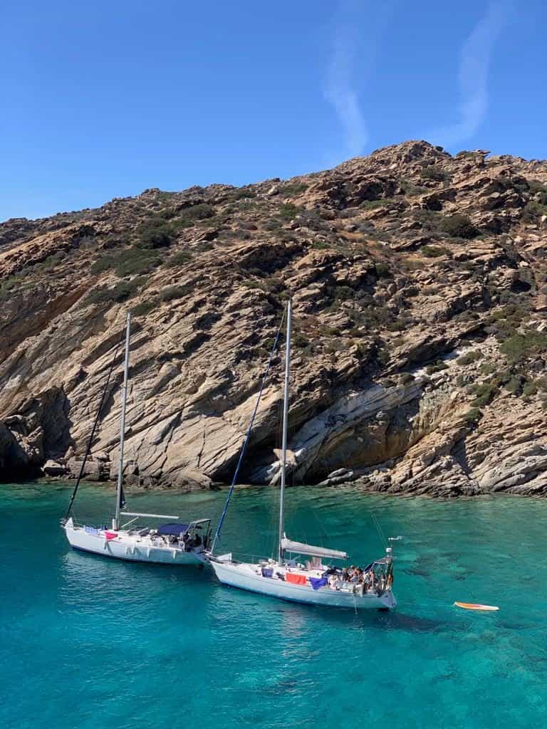 Due barche della nostra flottiglia affiancate all'ancora in una baia dalle acque turchesi