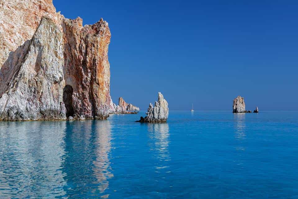 Le falesie bianche e i faraglioni di Kleftiko, a Milos