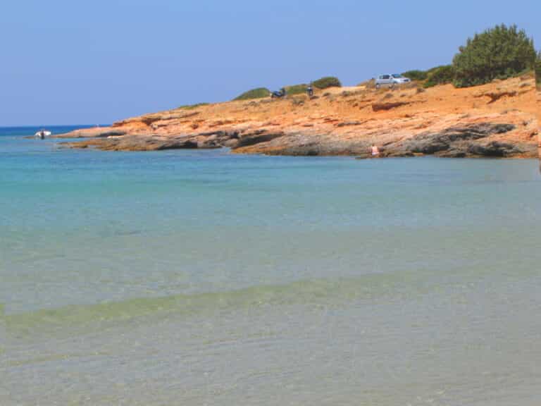 Una caletta di rocce dorate e acque trasparenti sulla costa di Naxos