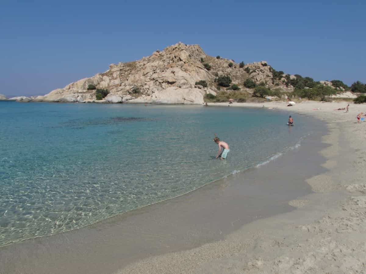 La spiaggia sotto la collina di granito di Mikri Vigla, a Naxos
