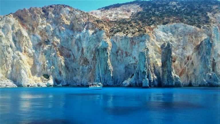 Barca a vela all'ancora sotto le scogliere bianche di Kleftiko