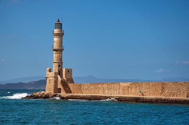 La costa di Creta vista dal mare in barca a vela