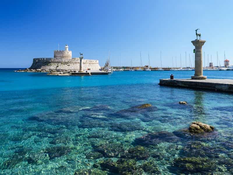Il porto di Rodi e le mura della città vecchia arrivando dal mare