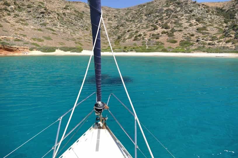 La prua verso una spiaggia deserta, all'ancora in acque turchesi
