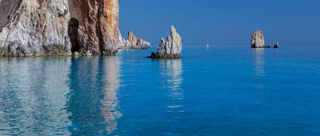 In rada in una baia greca: la vacanza a vela che non svuota il portafoglio