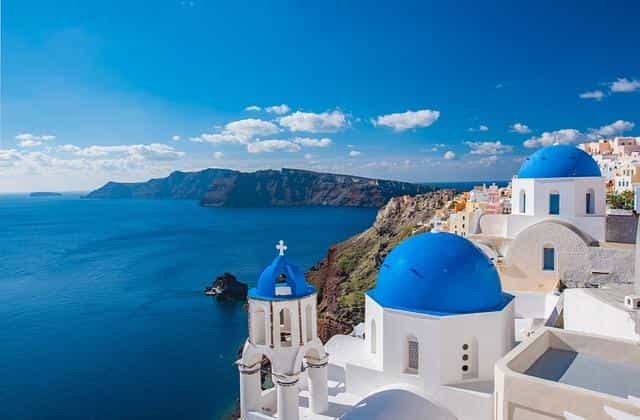 Santorini vista dal mare in barca a vela, la caldera