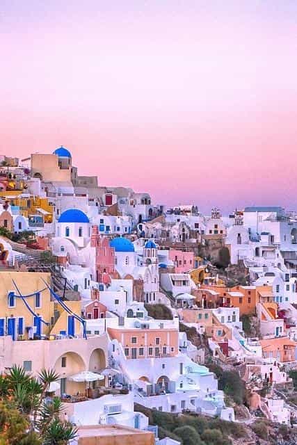 La caldera di Santorini vista dal mare: le pareti scendono a picco e l'ancoraggio è quasi impossibile