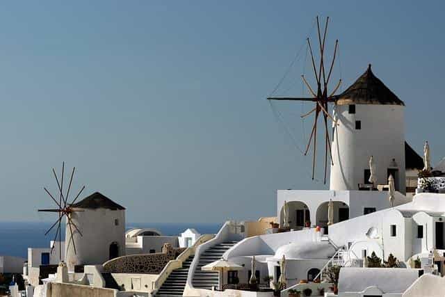 I villaggi bianchi di Santorini appollaiati sul bordo della caldera, come si vedono arrivando a vela