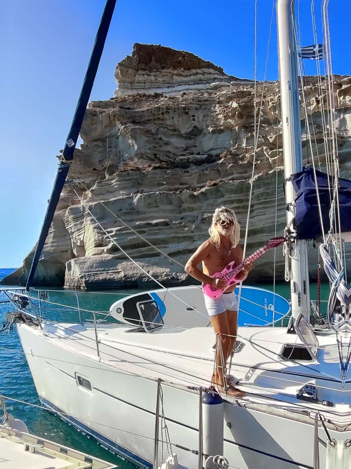Chitarra in pozzetto all'ancora a Kleftiko: le serate in rada