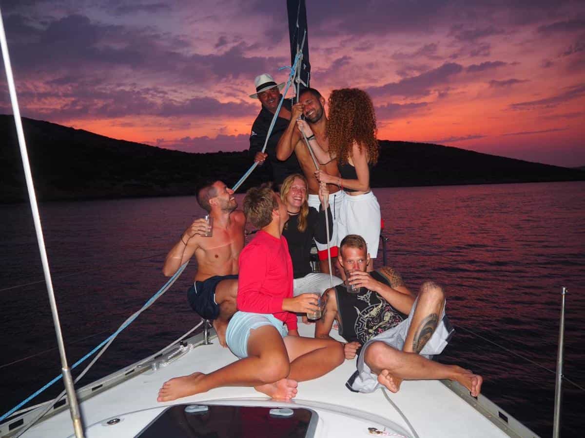 L'equipaggio in pozzetto al tramonto, il momento più bello della giornata a vela