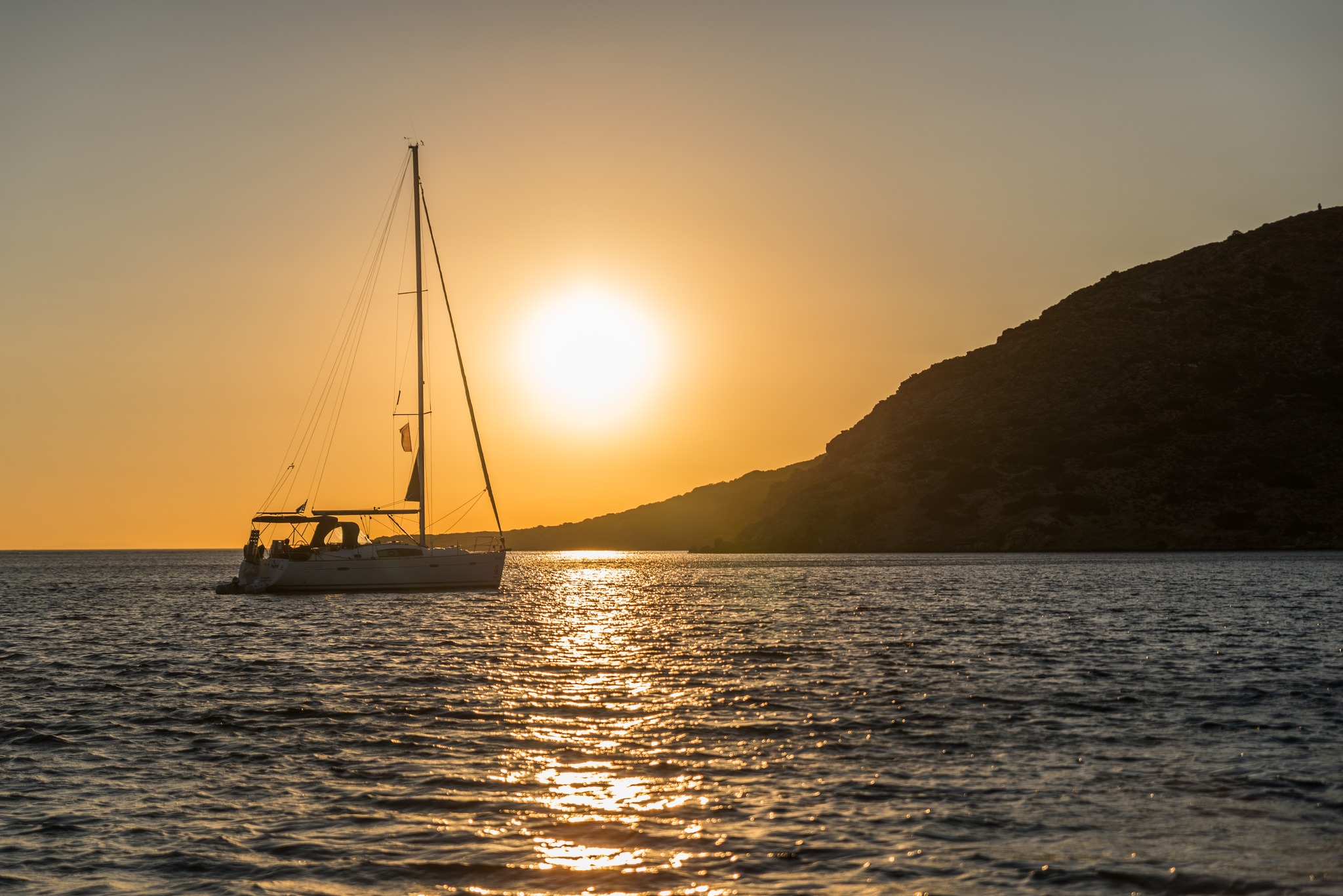 Tramonto in barca a vela in Grecia